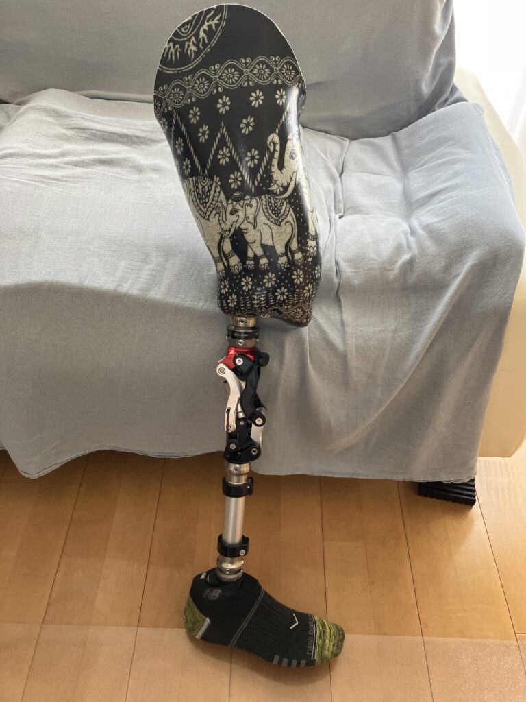 義足の右側