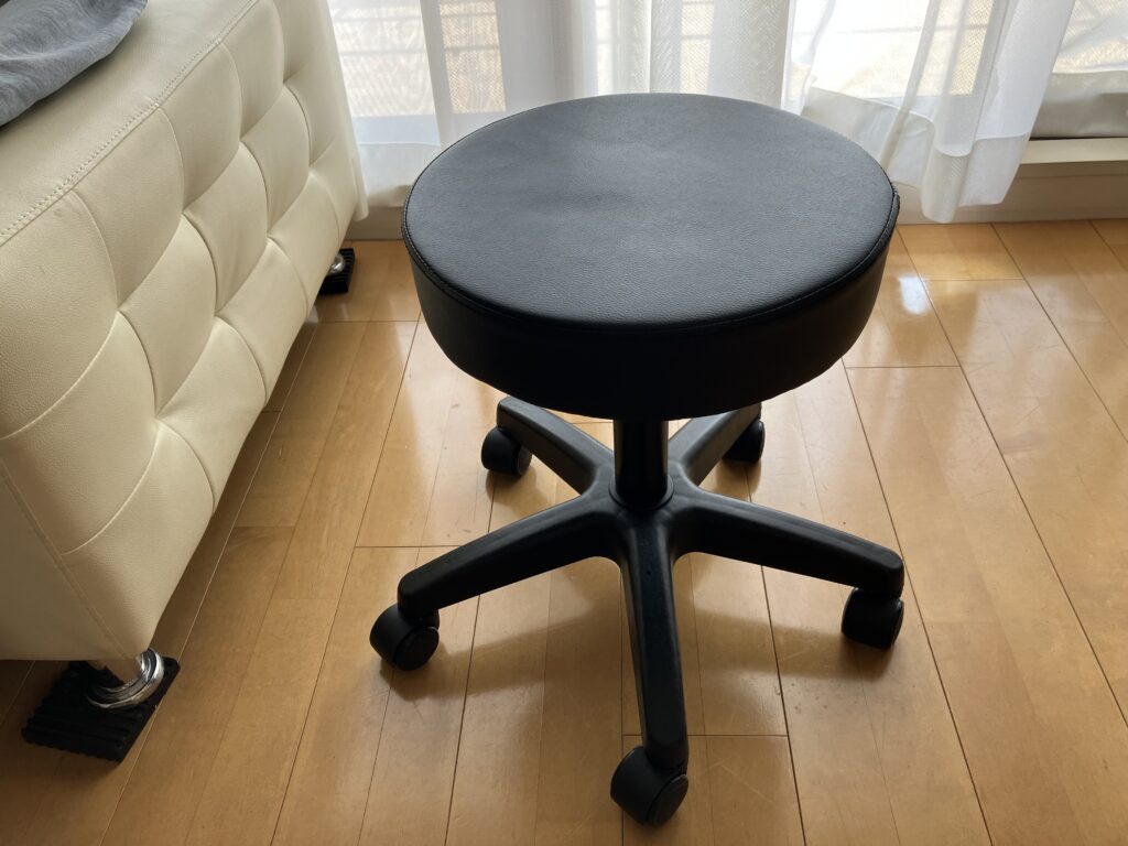 キャスター付きの丸イス