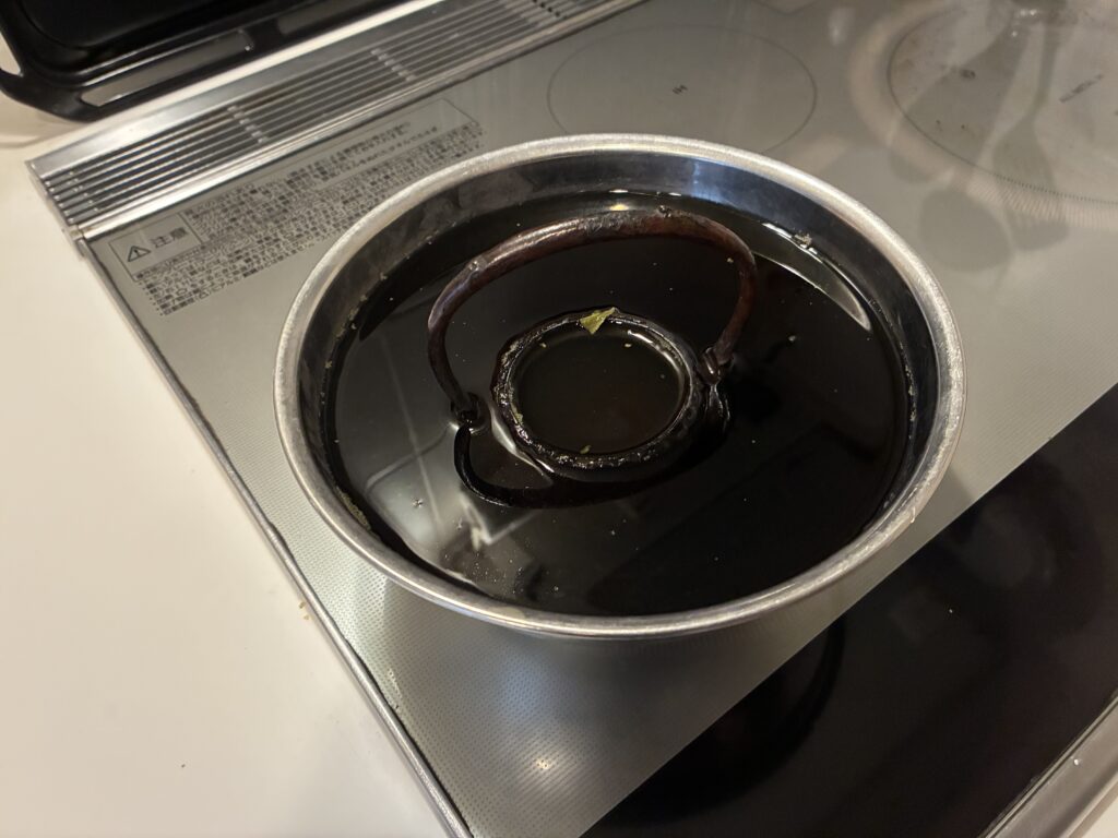 黒いお湯に一晩漬ける