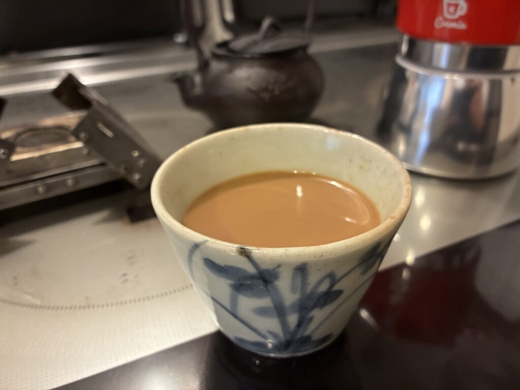 江戸時代の蕎麦猪口で飲むカフェラテ