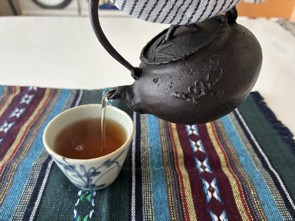 鉄瓶でほうじ茶を淹れる