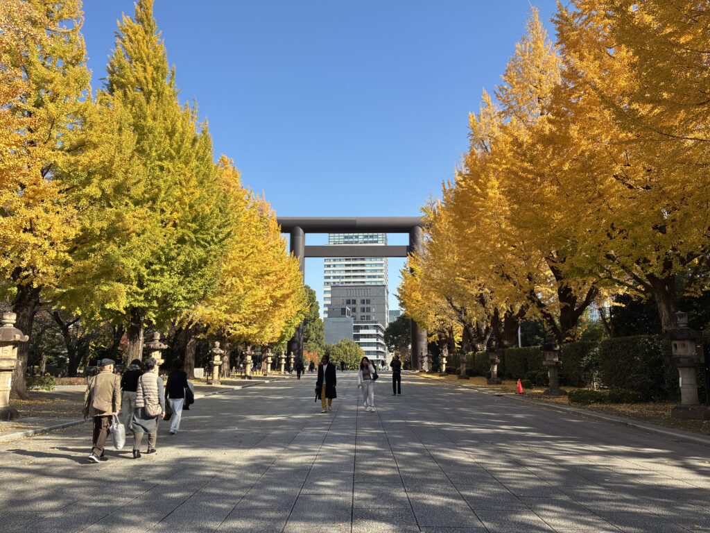 靖国神社のイチョウ並木