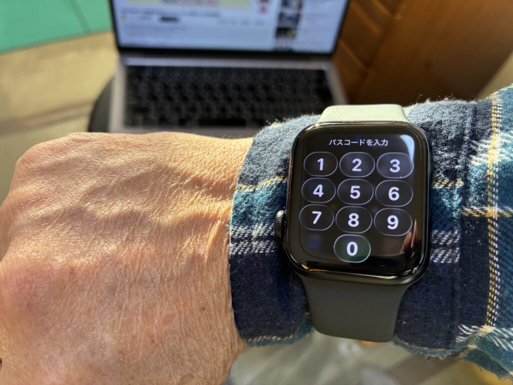 AppleWatch SE3 パスコード入力画面