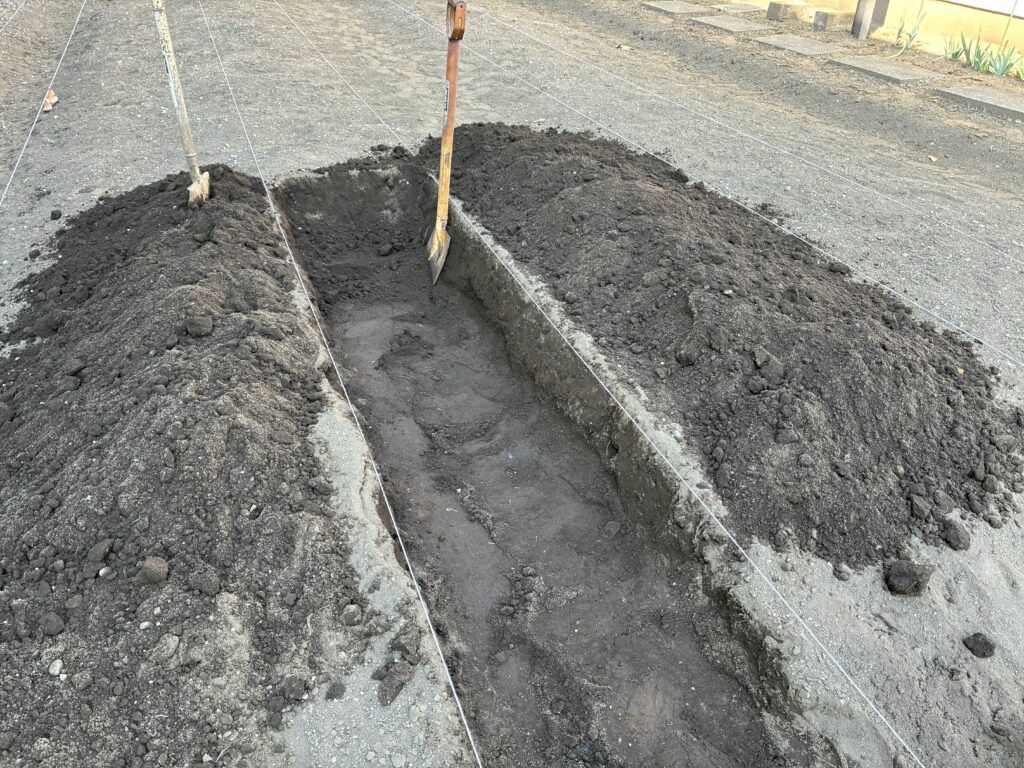 通路を掘る作業