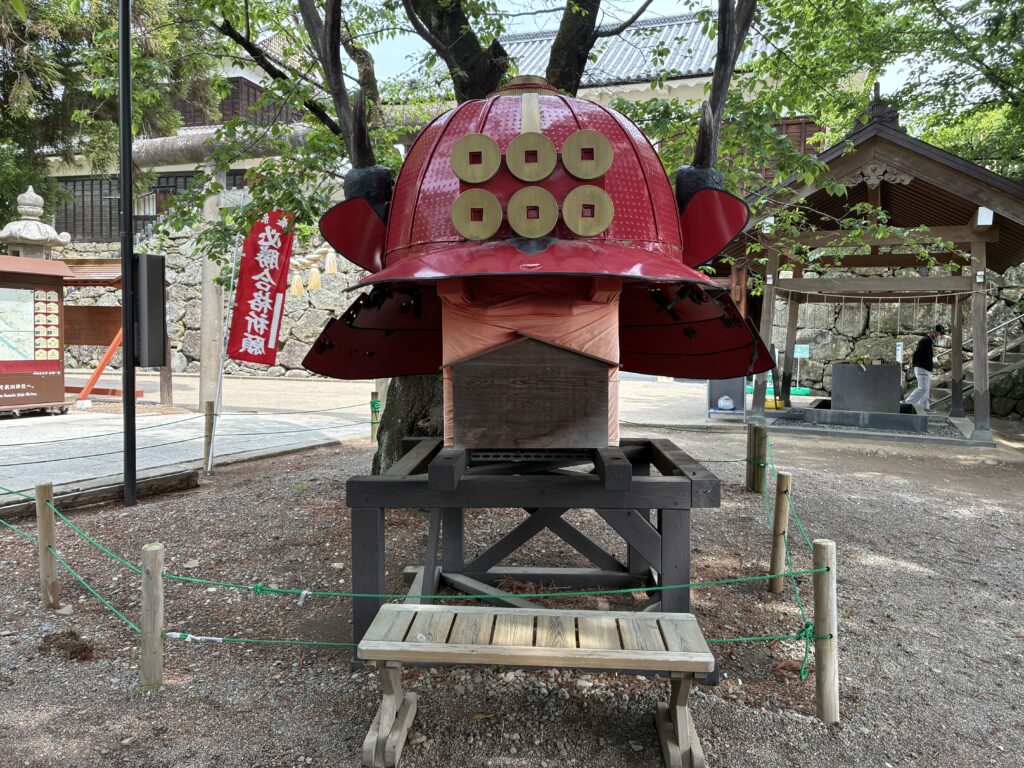 真田軍の象徴「赤備え(あかぞなえ)の大兜」