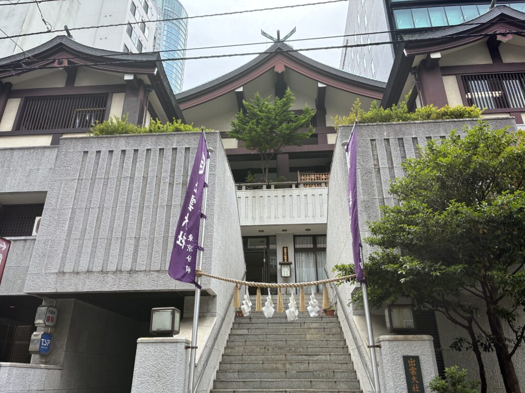 ２本のポールにしめ縄
